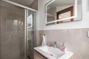 Family Villa, Multiple Bedrooms (Villa Vilani Spa & Pool) | Bathroom | Combined shower/tub, hair dryer, bidet, towels - Villa Vilani Spa & Pool (Bakar)