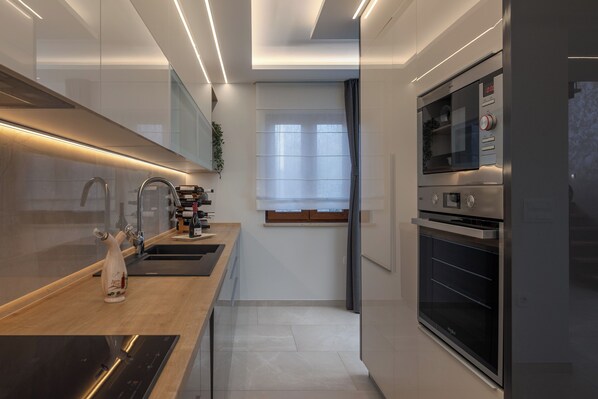 Villa Familiale, 5 chambres (Villa Vilani Spa & Pool) | Cuisine privée | Réfrigérateur, micro-ondes, four, plaque de cuisson