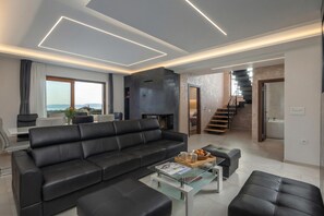 21-inch flat-screen TV with digital channels, TV, fireplace - Villa Vilani Spa & Pool (Bakar)