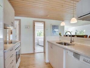 Kjøleskap, mikrobølgeovn, oppvaskmaskin og kjøkkenutstyr