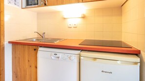 Réfrigérateur, micro-ondes, plaque de cuisson, lave-vaisselle