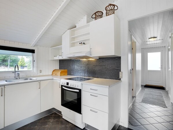 Kylskåp, diskmaskin, barnstol och grytor/köksredskap