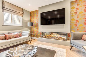 Fernseher, Kamin, Arbeitsbereiche