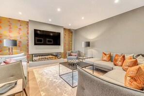 TV, lareira, escritórios