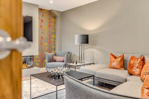 TV, lareira, escritórios