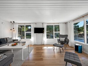 Fernseher, Kamin, Tischfußball
