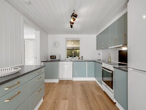 Kjøleskap, mikrobølgeovn, ovn og oppvaskmaskin