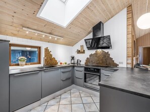 Kylskåp, mikrovågsugn, diskmaskin och grytor/köksredskap