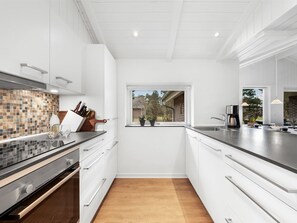 Kjøleskap, mikrobølgeovn, ovn og oppvaskmaskin