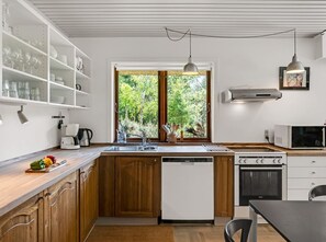 Kühlschrank, Mikrowelle, Geschirrspüler, Kochgeschirr/Geschirr/Besteck