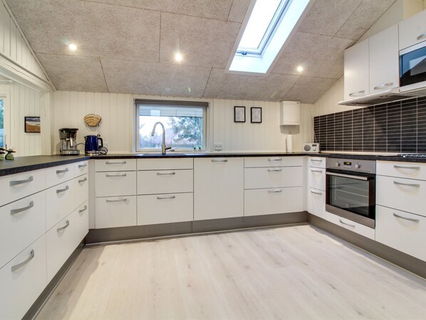 Fridge, microwave, dishwasher, cookware/dishes/utensils
