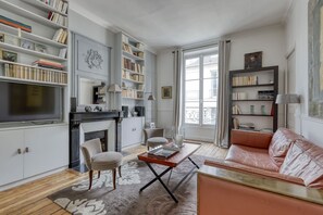 TV, offices - Spacious Typical Parisian Flat - Paris Le Marais (Paris)