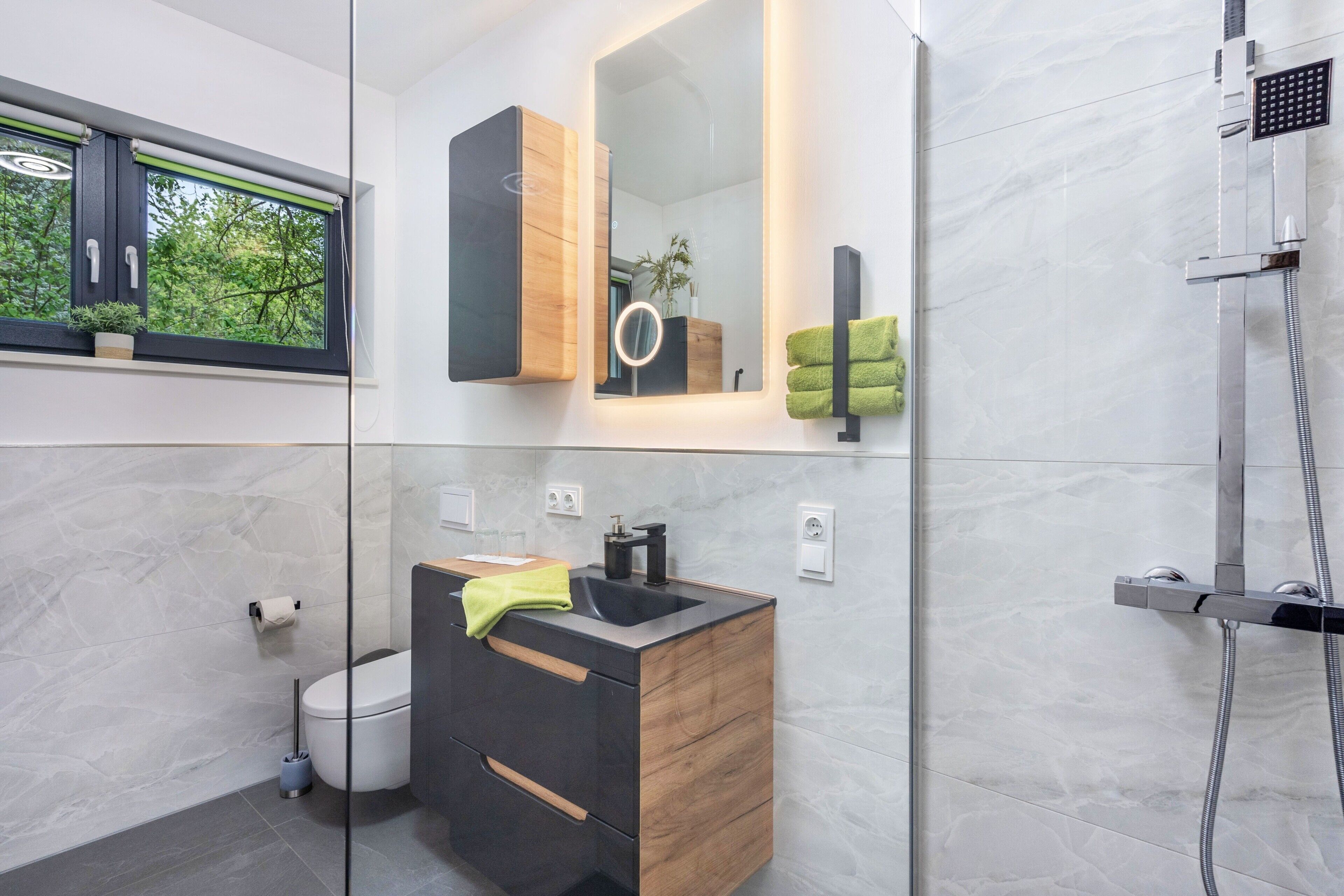 Een douche, een haardroger, handdoeken