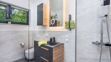 Een douche, een haardroger, handdoeken