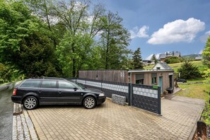 Property grounds - Holiday Home 'Schmidtsches Quartier' with Mountain View, Private Terrace and Wi-Fi (Oybin)