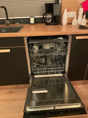 Frigorifero, microonde, forno, piano cottura