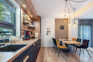 Frigorífico, microondas, horno y placa de cocina