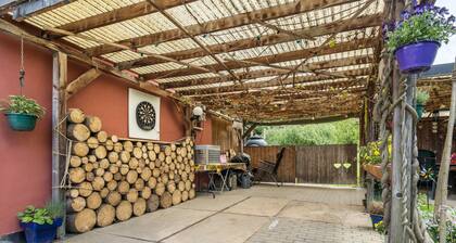 Chalet 'Kunterbunt' with Shared Terrace, Private Garden and Wi-Fi