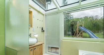 Chalet 'Kunterbunt' with Shared Terrace, Private Garden and Wi-Fi