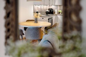 ثلاجة، فرن، موقد طهي مسطح، غسالة أطباق