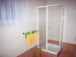 Douche, sèche-cheveux, serviettes fournies
