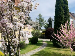Property grounds - Apartment 'Ferienwohnung Mit Terrasse, Garten' with Private Terrace, Private Garden and Wi-Fi (Gotha)