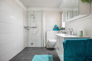 Dusche, Haartrockner, Handtücher