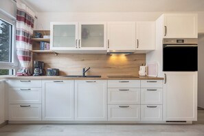 Frigorifero, forno, piano cottura, lavastoviglie