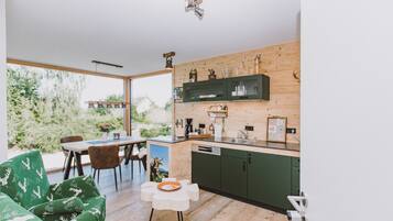 Fridge, oven, stovetop, dishwasher