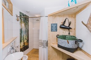 Regadera, secadora de cabello, toallas 