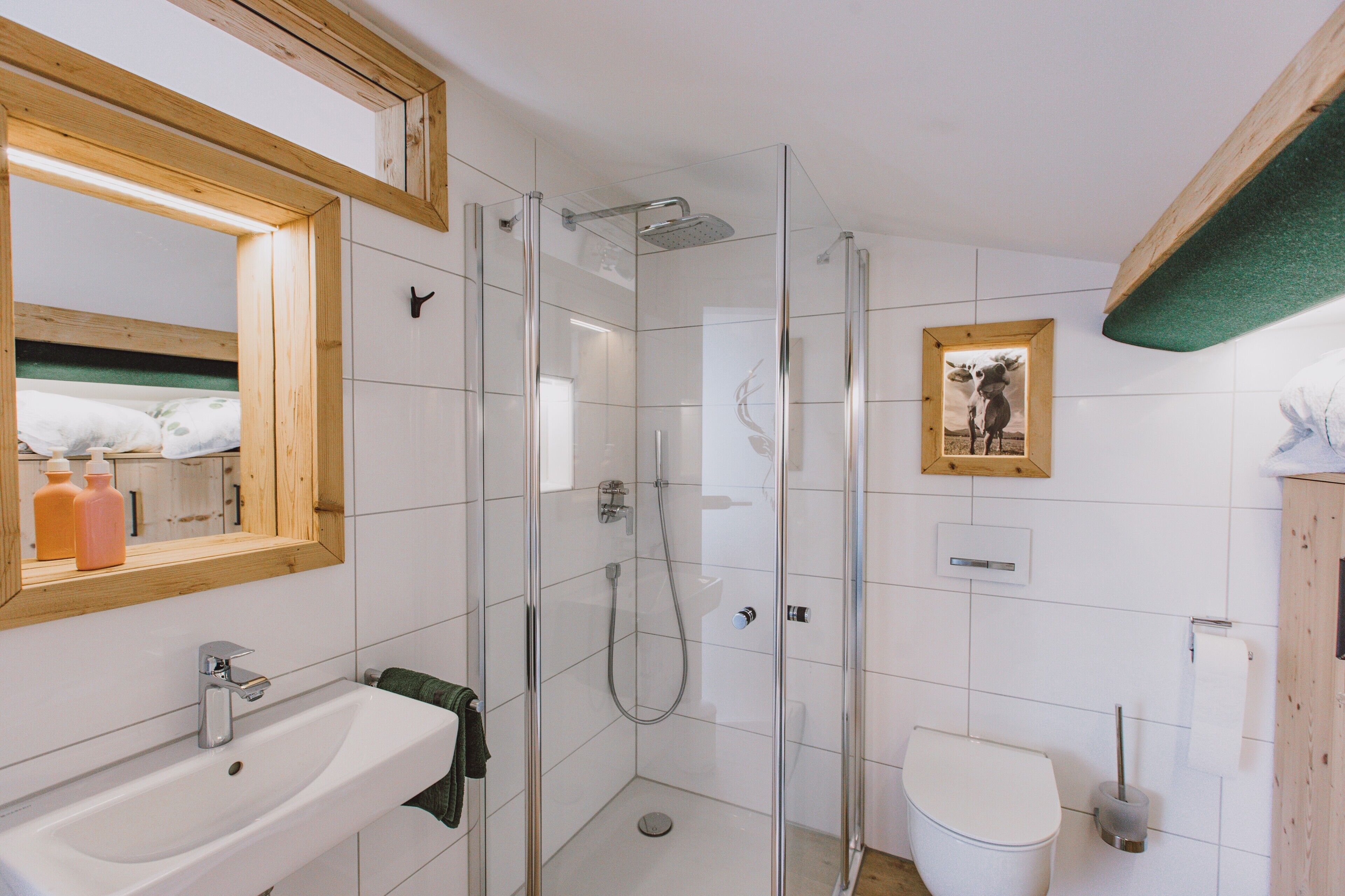 Douche, sèche-cheveux, serviettes fournies