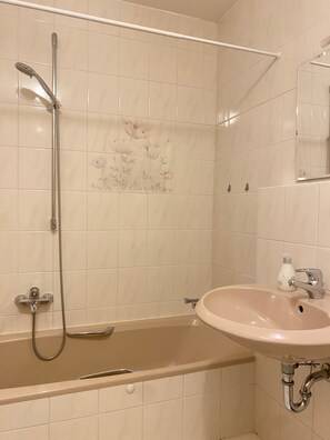 Shower, free toiletries, hair dryer, towels - Apartment 'Ferienwohnung Starnberg' with Private Terrace, Shared Garden and Wi-Fi (Starnberg)