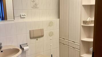 Dusche, Haartrockner, HandtĂŒcher