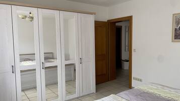 1 Schlafzimmer, BĂŒgeleisen/BĂŒgelbrett, kostenloses WLAN, BettwĂ€sche