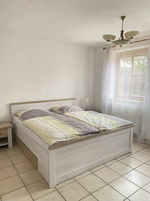 1 slaapkamer, een strijkplank/strijkijzer, gratis wifi, beddengoed