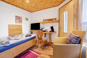 1 bedroom, free WiFi, bed sheets - Apartment 'Einzimmerwohnung Im Haupthaus' with Shared Pool, Shared Terrace and Wi-Fi (Ruhland)
