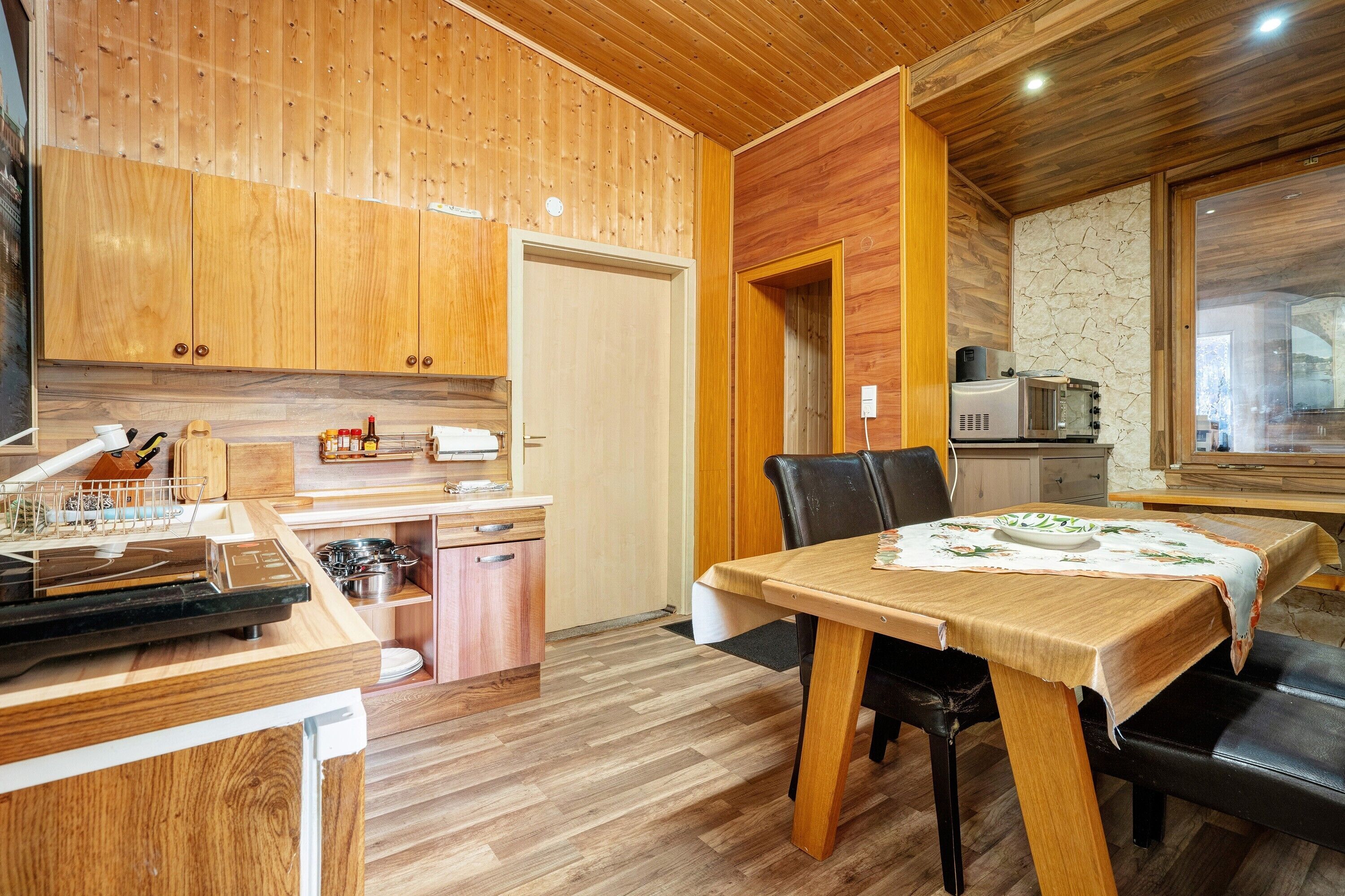 Een koelkast, een magnetron, een kookplaat