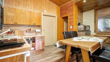 Een koelkast, een magnetron, een kookplaat