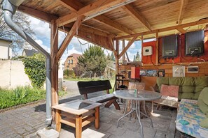 Outdoor dining - Apartment 'Einzimmerwohnung Im Haupthaus' with Shared Pool, Shared Terrace and Wi-Fi (Ruhland)