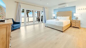 Ein geräumiges Schlafzimmer mit einem großen Bett, einem Nachttisch, einem Schreibtisch und einem Sessel.