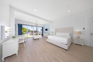 7 quartos, escrivaninha, ferros/tábuas de passar roupa, berço de viagem