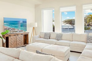 Smart TV - Seafront Villa Blue Door Beach House by Bocobay (Noord)