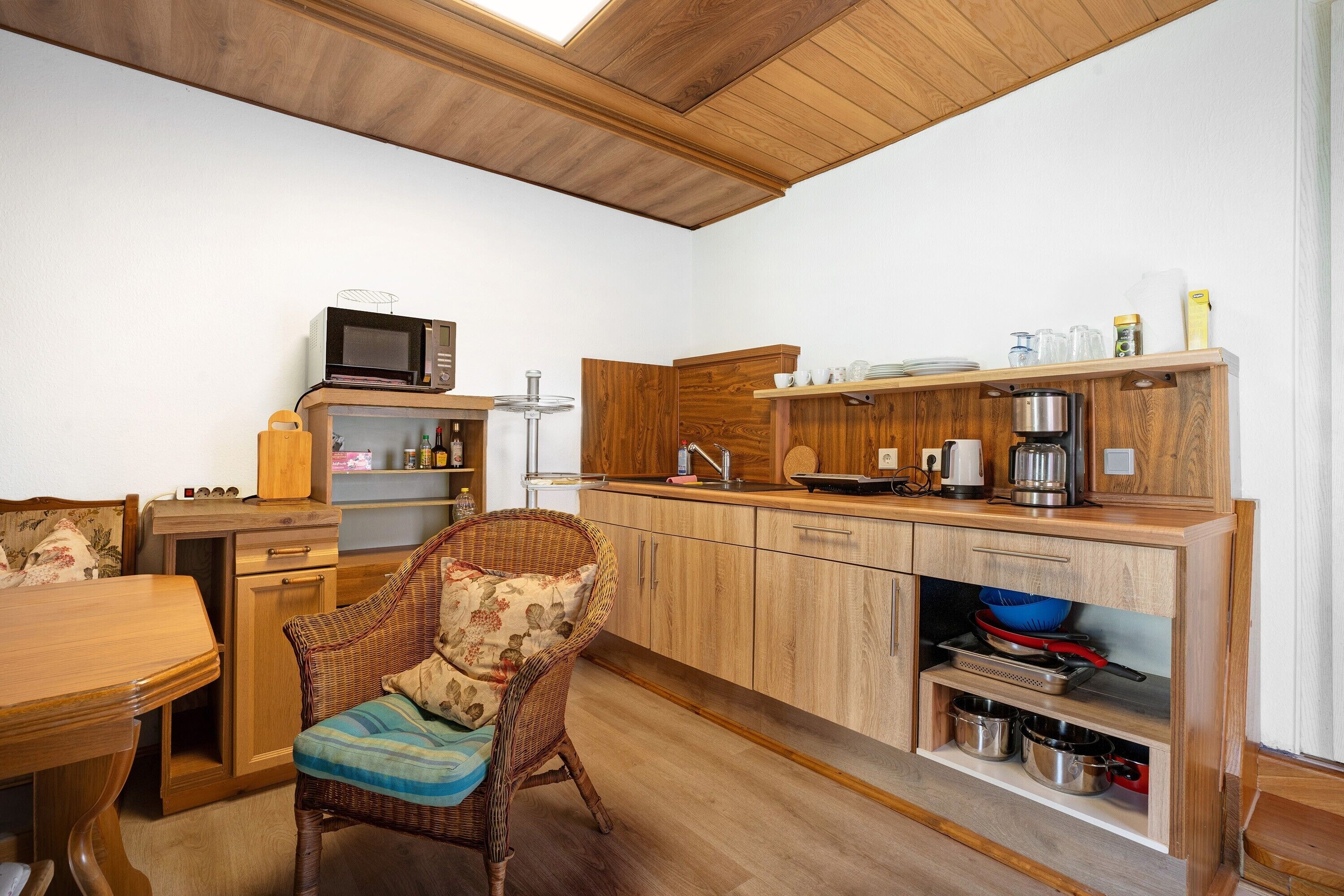Kühlschrank, Mikrowelle, Herdplatte, Wasserkocher mit Kaffee-/Teezubehör