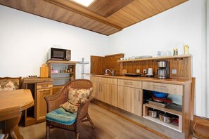 Frigorifero, microonde, piano cottura, macchina per tè/caffè