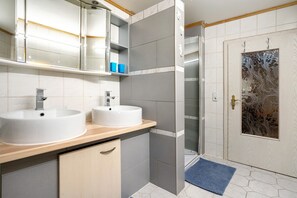 Dusche, Haartrockner, Handtücher