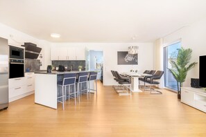 Frigorifero, microonde, forno, piano cottura