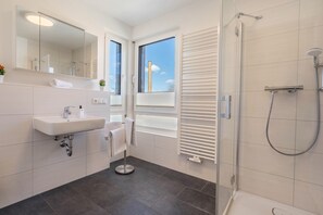 Dusche, Haartrockner, Handtücher