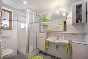 Dusche, Haartrockner, Handtücher