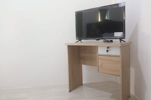 Standard Twin Room | Television - Hotel O Neva Guest House SyariahNearWaduk Cipta Karya (Pekanbaru)