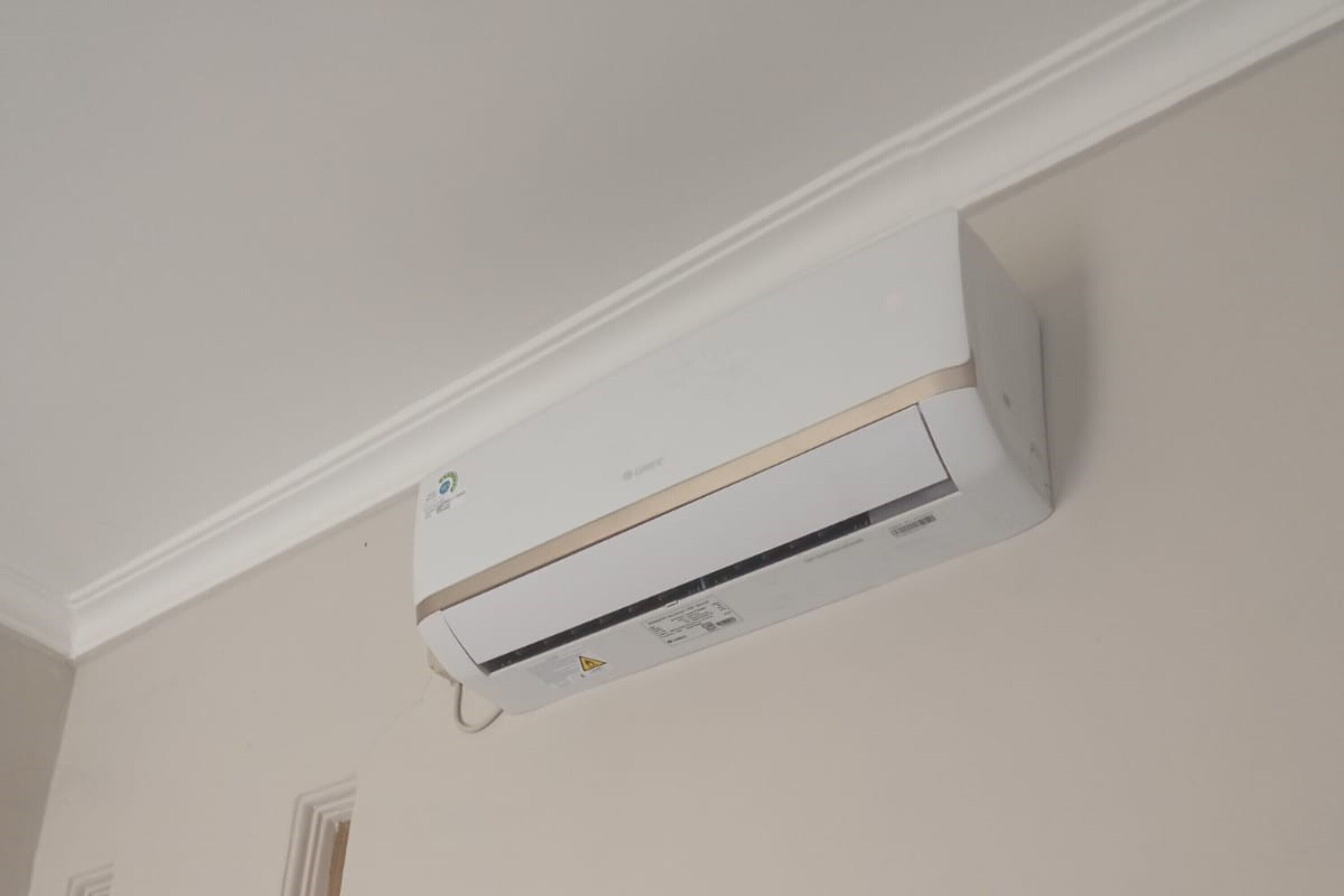 Un equipo de aire acondicionado blanco instalado en una pared.